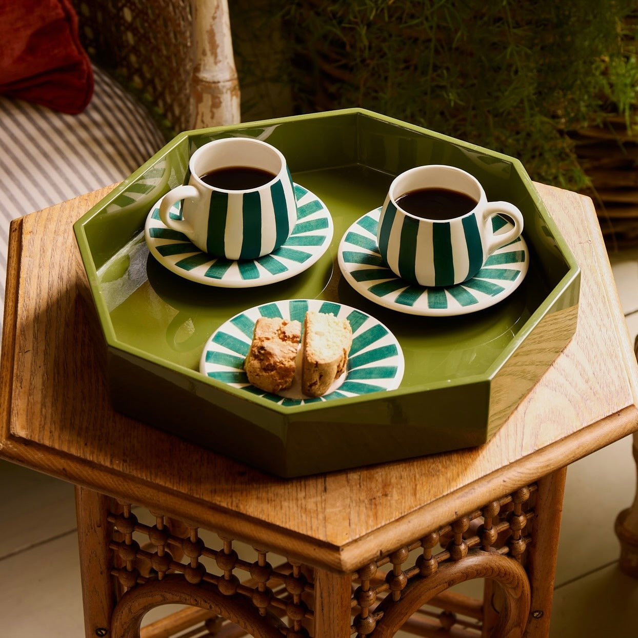 Tazza da caffè e piattino a strisce verdi