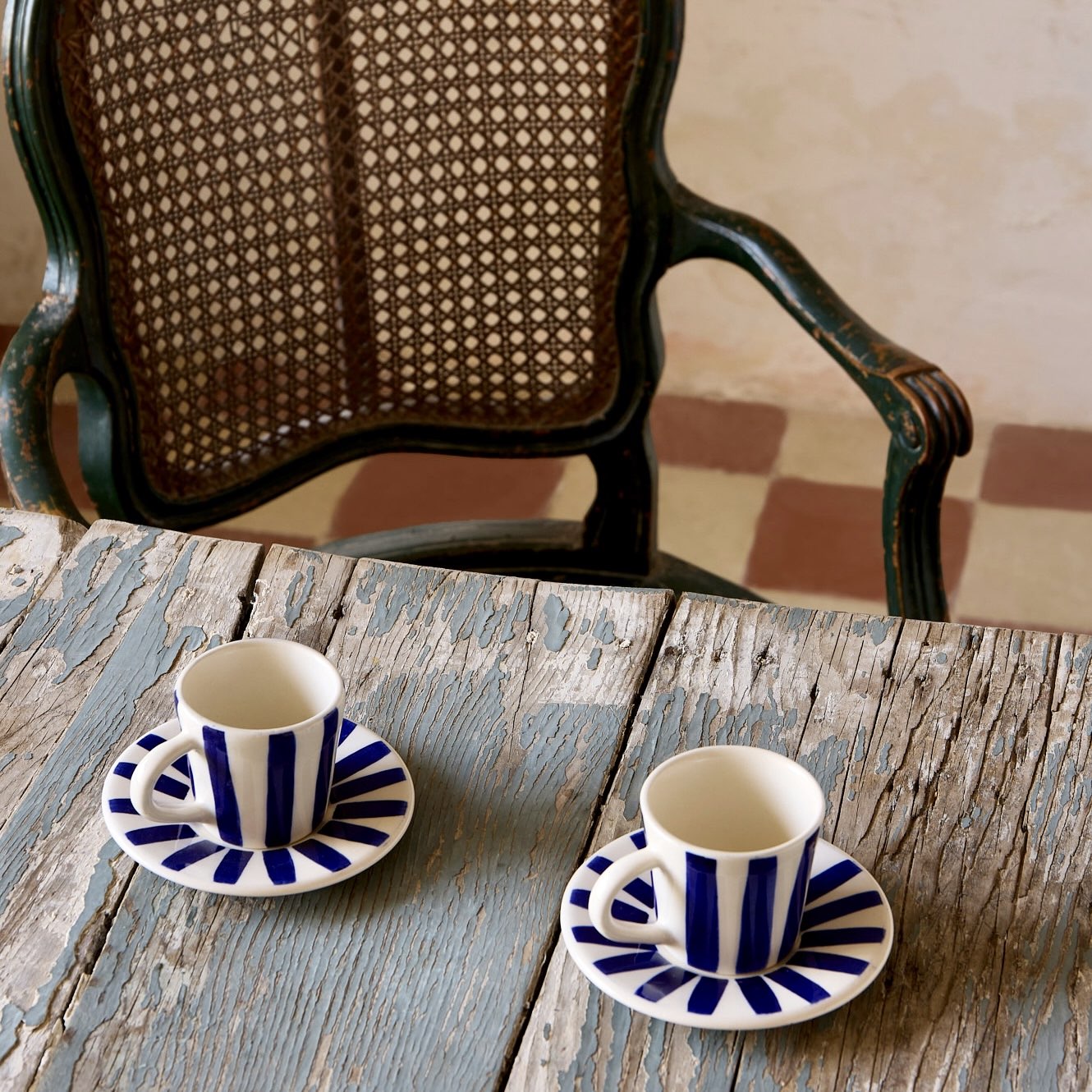 Tazza da caffè espresso e piattino a righe blu navy