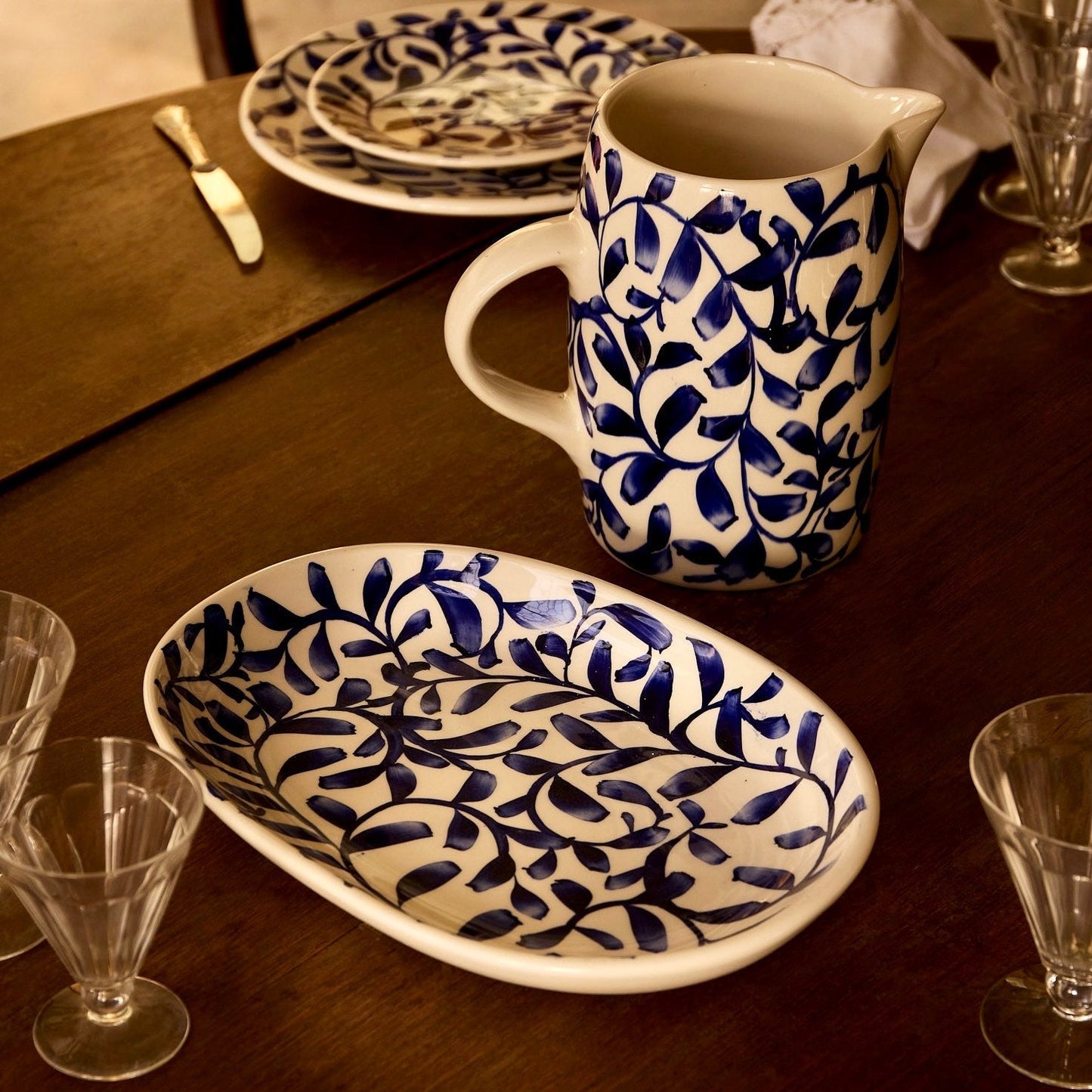 Brocca per acqua con motivo a pergamena blu navy