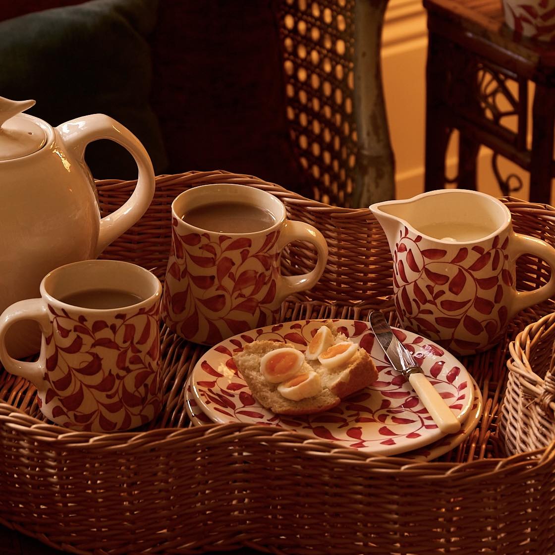 Tazza con pergamena rossa