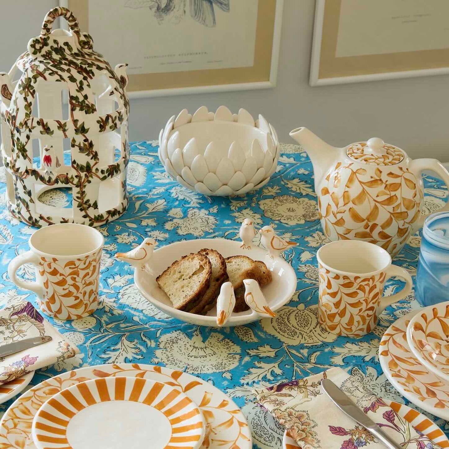 Tazza con pergamena gialla