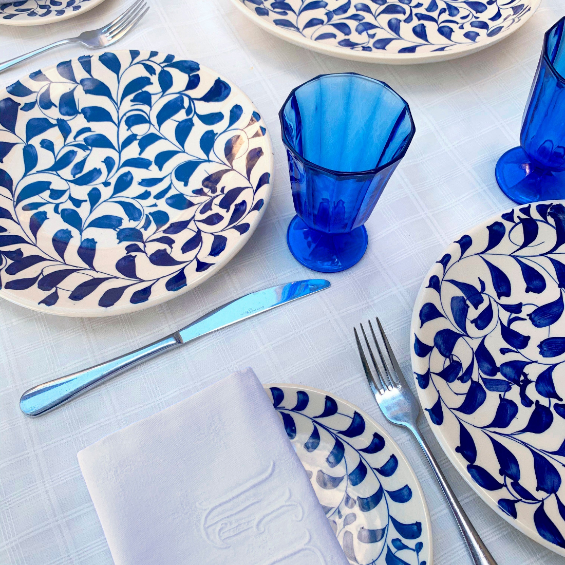 Piatto da portata con motivo a pergamena blu navy