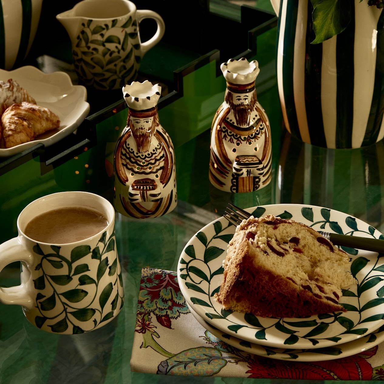 Tazza con pergamena verde